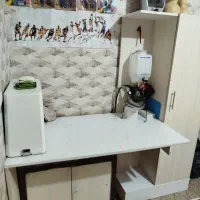 میز تحریر و کتابخانه