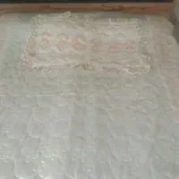 روتختی و یک عدد رو بالشتی بزرگ ساتن توام با گیپور