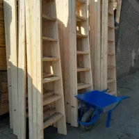 تعدادی نردبان زیر قیمت بازار چوبی بلند و کوتاه