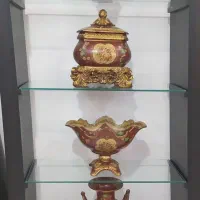 بوفه ویترین با ظروف قدیمی  داخلش فروشی