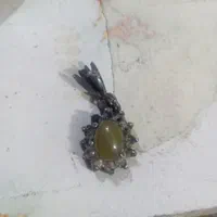 پلاک گردنبند زنانه نقره ۹۲۵ با سنگ عقیق زرد