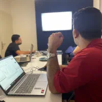 میزهای اشتراکی و اتاق آموزش وکار|اجارهٔ کوتاهمدت دفتر کار و فضای آموزشی|رشت, گلسار|دیوار