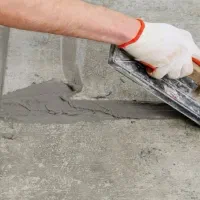 برش کار حرفه‌ای و دو کارگر دوغاب ریز(سنگ کاری)