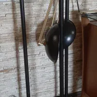 چراغ ایستاده پایه فلزی کنار مبلی شیک