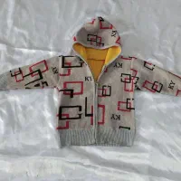 تعداد زیادی لباس و لوازم بچه