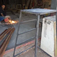 چهار پایه فلزی تازه ساز محکم