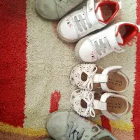 تعدادی کفش دخترانه و بچه گانه