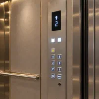 نیازمند سرویس کار آسانسور