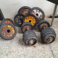 دو عدد دمبل وتعدادی وزنه هالتر.