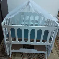 ​ گهواره کنار تخت مادر  در حد نو