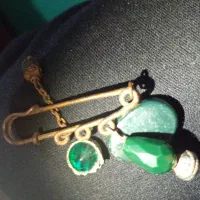 دو انگشتر و مقداری سنگ