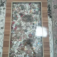 میز شیک و تمیز با چهار عددمیز جلو مبلی کوچک