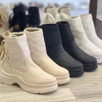 پالتو و پوتین|لباس|ساری, |دیوار