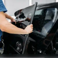 به یک تزینات کار حرفه ای نیازمندیم(دودی-روکش-پخش )