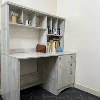 میز تحریر و کتابخانه جادار