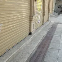 نیروی کار پسر جوان دررفروشگاه آرایشی