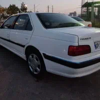 راننده با ماشین پژوپارس مدل ۱۴۰۱