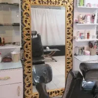 سه عدد کمد آرایشگاه درحد نو وی صندلی اصلاح.