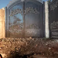 درب آهنی مدرن و باغی