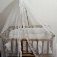 گهواره و تخت کنار مادر