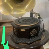 گرامافون با میز