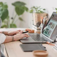 منشی مسلط به کامپیوتر و پیگیری مطالبات