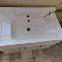 دو عدد روشویی همراه با کابینت زیبا و نو