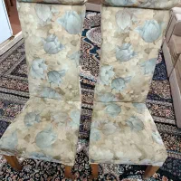 دو عدد صندلی