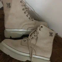 نیم بوت|کیف، کفش، کمربند|پرند, فاز ۶|دیوار