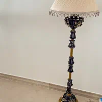 آباژور و شمعدان کنار سالنی آنتیک