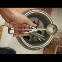 یک قابلمه به همراه چهار قاشق و یک تشت