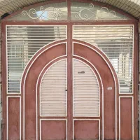 درب حیاط و ورودی خانه