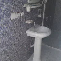 روشویی باسرویس و چراغ مطالعه دیواری