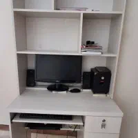 میز تحریر و کامپیوتر