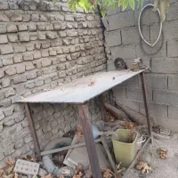 میز کار آهنی به همراه گیره