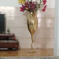 گل همراه با گلدان