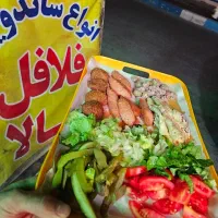 کارگر ساندویچی فلافل