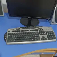 کامپیوتر با میز|رایانه رومیزی|چهارباغ, |دیوار