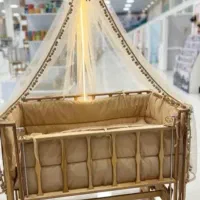 تخت کنار مادر نو