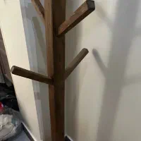 جا لباسی ایستاده
