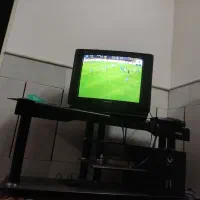 سلام تلویزیون با میز تلویزیون با دستگاه دیجیتال