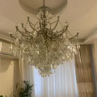 یک عدد لوستر بزرگ و یک عدد لوستر آشپزخانه