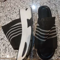 تعدادی لباس و کفش|لباس|شیراز, ریشمک|دیوار