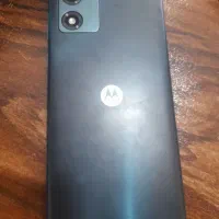 گوشی موتورولا  خاموش.  زمین خورده