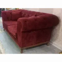 مبل چستر سه نفره جلوی تلوزیون
