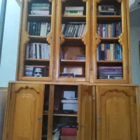 کتابخانه و قفسه چوبی