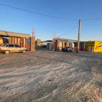 یک نفر وقت شناس فرز برای کار در سنگ فروشی