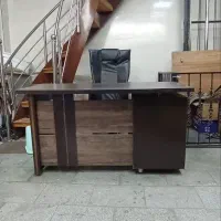 یک عدد میز و صندلی مدیریت