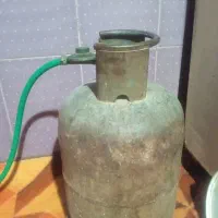 یک کپسول بوتان. تمیز. با لگلاطور نو