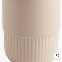 ریخته گر ماهر و کارگر ساده در کارگاه ظروف سرامیکی